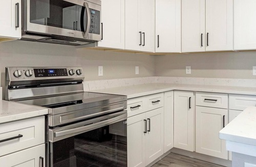 College View Apartment | Landing | Spectacular 2BD in Harvey Park South