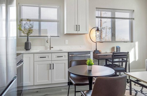 College View Apartment | Landing | Stunning 2BD in Harvey Park South