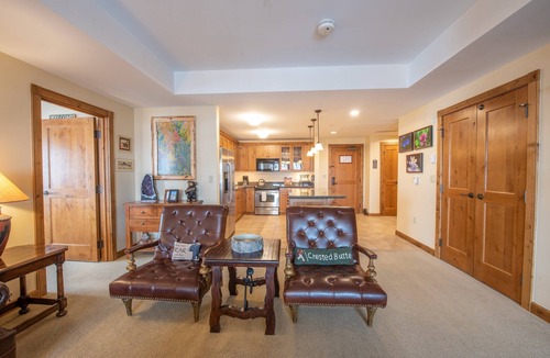 Mount Crested Butte Condo | Large 3 bedroom/4 bathroom Condo in Mountaineer Square - No Cleaning Fee! by RedAwning