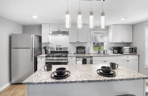 Brook Park House | Large 3BR - 5 Min to I-X Center & CLE Airport