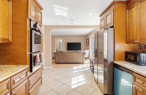 Tarzana House | Large 4 Bedroom/3 Bathroom with large pool