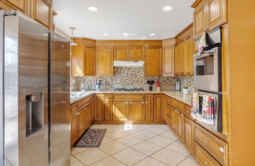 Tarzana House | Large 4 Bedroom/3 Bathroom with large pool