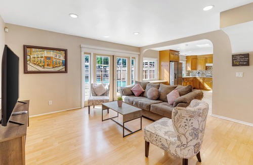 Tarzana House | Large 4 Bedroom/3 Bathroom with large pool