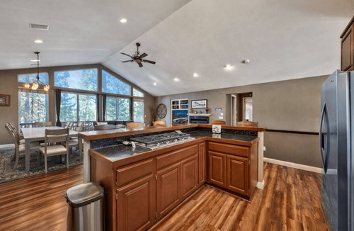 Montgomery Estates Cabin | Large 7BR+Bonus Room, Games, Near Lake, 13 Beds