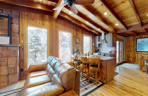 Green Mountain Falls Cabin | Large cabin with jetted tub, close to the gazebo, town plaza & hiking trails