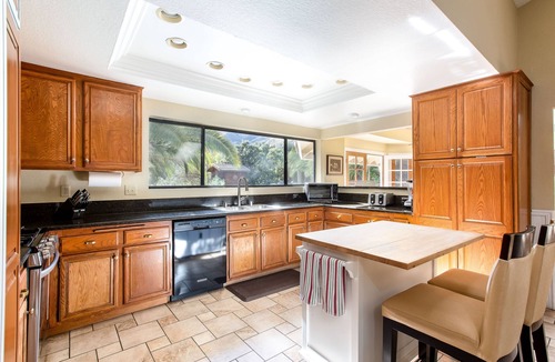 Lake Elsinore House | Large family Gathering? Have them all under one roof in this beautiful setting