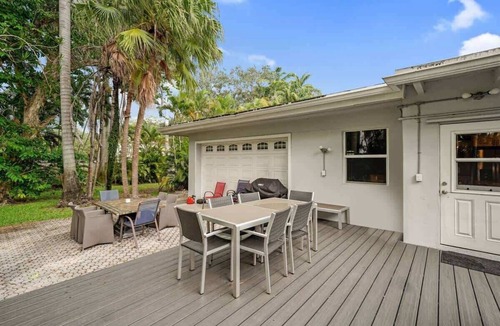 River Oaks House | Large home w/king bed by Dream Vacation unit BH