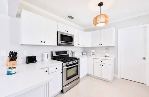 Edgewood House | Large Home with Pool | 5 Mins to Ft Lauderdale Port & Beach