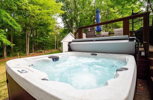 Northwest Akron House | Large Remodeled 4 Bed 3 Bath Secluded With Hot Tub
