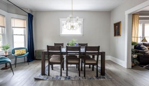 Detroit - Shoreway House | Large Renovated 4 Bedroom Home 9 min to Downtown CLE