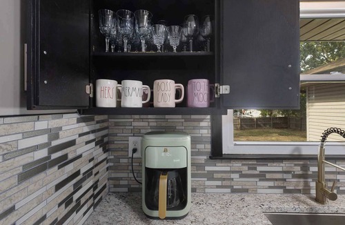 Lee's Summit House | LargeHome 6KingBeds HotTub Arcade|Near Shops