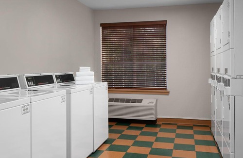 Snail Hotel | Larkspur Landing Extended Stay Suites Sunnyvale