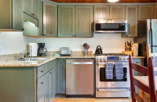 Intermountain House | Larkspur Lodge, Single Family, hot tub, 2 decks, AC, BBQ, free Vail bus.