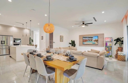 Poinsettia Heights House | Las Olas-8 BD with Two HTD Pool-Jacuzzi-BBQ-Games