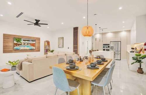 Poinsettia Heights House | Las Olas-8 BD with Two HTD Pool-Jacuzzi-BBQ-Games