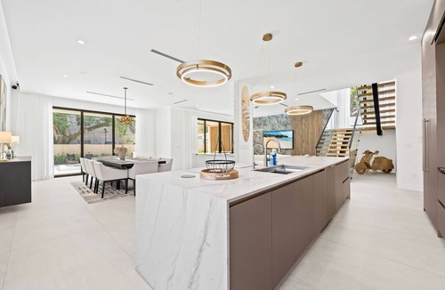 Victoria Park House | Las Olas nights, beach days — right at your door!