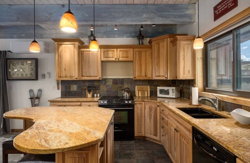Steamboat Springs House | Lazy Bear, AC! Private Hot Tub, Sauna & Garage, Outdoor Pool
