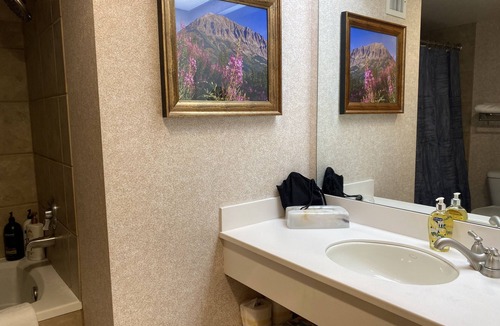 Mount Crested Butte Hotel | Lift Base Village - Grand Lodge Corner King Bedroom
