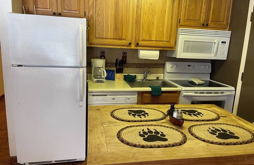 Red River Apartment | Lifts West 208 with Wifi