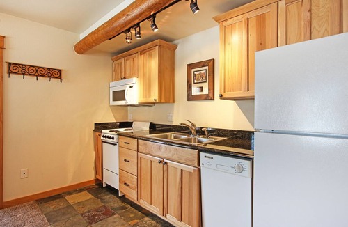 Estes Park Condo | Little Matterhorn 17A - 1 Br Condo with Fireplace and Mountain Views