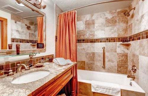 Beaver Creek Hotel | Living Space with Access to Hot Tub, Pool & Gym