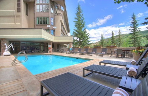 Beaver Creek Hotel | Living Space with Access to Hot Tub, Pool & Gym