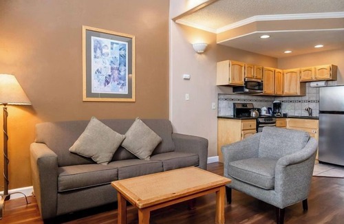 Steamboat Springs Hotel | Loft Retreat w/Hot Tub & Parking Near Gondola Square Slopes
