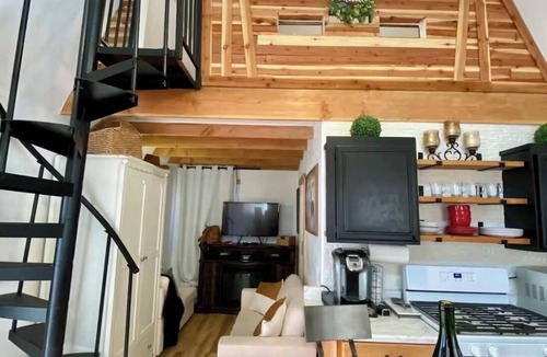 Kingman Cabin | Lofty Leisure Cabin- in a serene location perfect for a relaxing getaway
