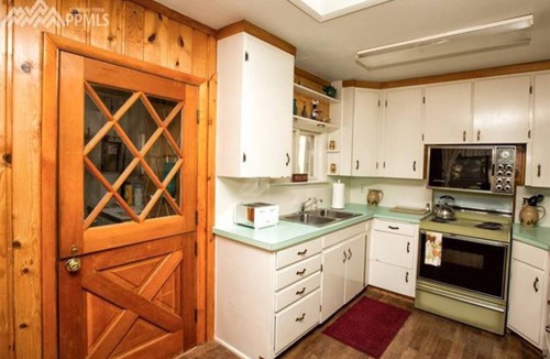Cascade-Chipita Park Cabin | Log Cabin - Creekside - 1 Mile to Pikes Peak