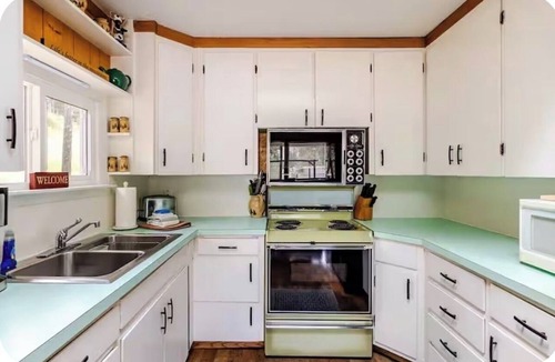 Cascade-Chipita Park Cabin | Log Cabin - Creekside - 1 Mile to Pikes Peak