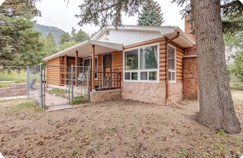 Cascade-Chipita Park Cabin | Log Cabin - Creekside - 1 Mile to Pikes Peak
