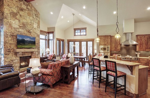 Fairmount On The River House | Lone Star Lodge: High End Property - On the River - Hot Tub - Dog Friendly.