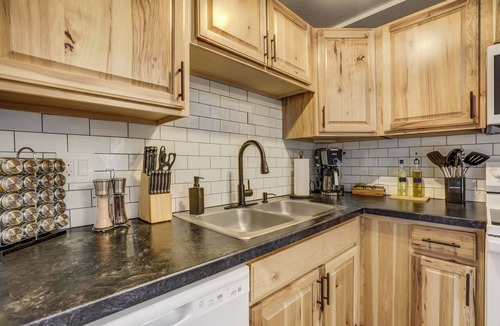 Cimarron Hills Apartment | Lone Star Lookout - Cozy 2-BR w/Mountain Views, King Bed & Pet-Friendly Yard