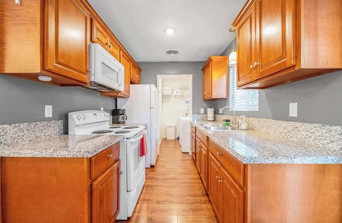 Visalia Apartment | Longer Stay Great Value, Blks from Med Center, Downtown