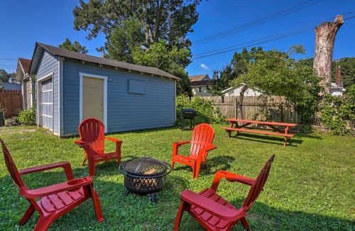 Lorain House | Lorain Lake Cottage < 1 Mi to Lake Erie Fun!