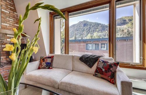Aspen Apartment | Lovely Aspen Condo with Mountain Views & Hot Tub