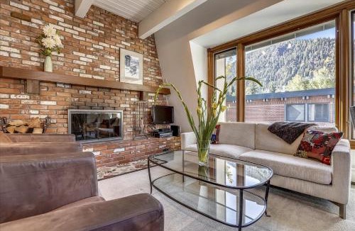 Aspen Apartment | Lovely Aspen Condo with Mountain Views & Hot Tub