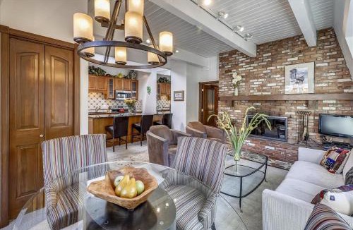 Aspen Apartment | Lovely Aspen Condo with Mountain Views & Hot Tub