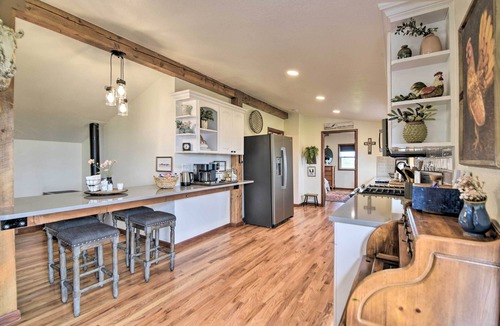 Timnath Apartment | Lovely Barn Loft w/Mountain Views on Horse Estate