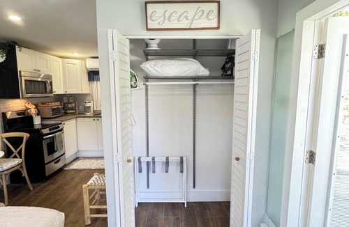Victoria Park Cottage | Lovely Garden Studio Cottage - Walk to Las Olas Blvd - 10 min drive to the Beach