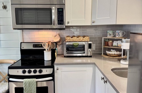 Victoria Park Cottage | Lovely Garden Studio Cottage - Walk to Las Olas Blvd - 10 min drive to the Beach