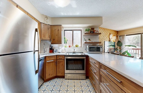 Four O'Clock Condo | Lovely getaway with, hot tubs & gym - close to lifts & activities