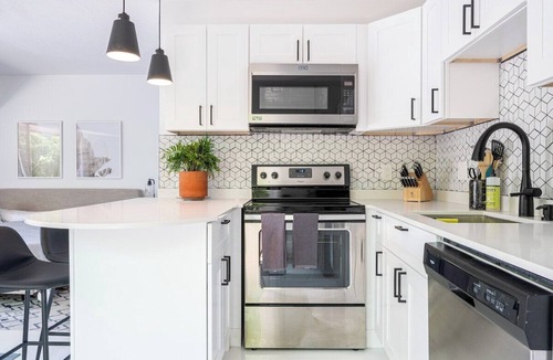 Coral Ridge Isles Apartment | Lovely Studio Suite - Heated Pool - 10 mins Beach