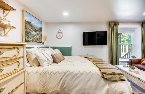 Manitou Springs Apartment | 'Lovers Lane Chalet' Dtwn Manitou Springs Studio!