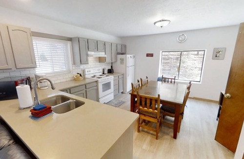 Red River House | LRM Cabin - In Town - Walk to Main Street - WiFi - Satellite - Wood Burning Fire
