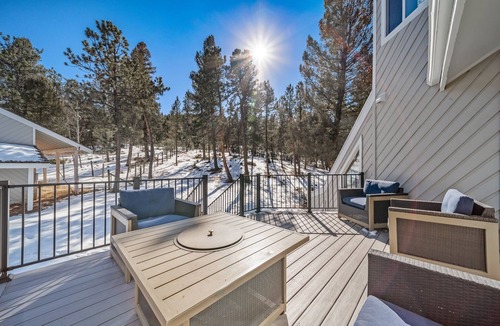 Pine House | lux Mountain View escape near Denver Red Rocks ski resort HOT TUB game room fun