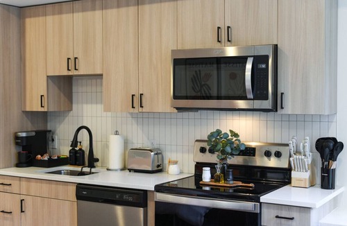 East Liberty Apartment | LUX - Studio + King Bed + Gym + Free Parking