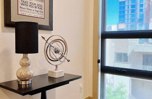 Civic Center House | Luxe 6 floors w parking! Walk to museums, Convention Center, shops & cafes.