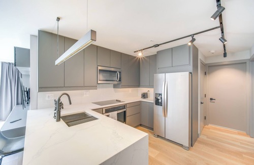 Ohio City Apartment | Luxe High-Rise 2 Mi to Dtwn Cleveland: WFH Ready!