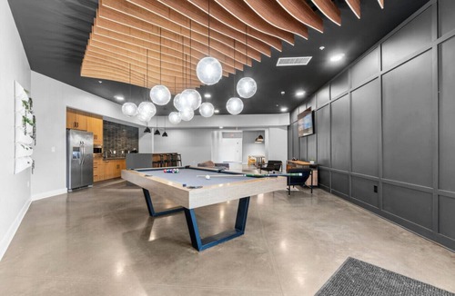 Little Italy Apartment | Luxe Lil` Italy 2BR | Sleeps 6 | Free Parking+Gym